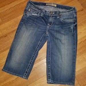 Big Stars prof. Hemmed into capris